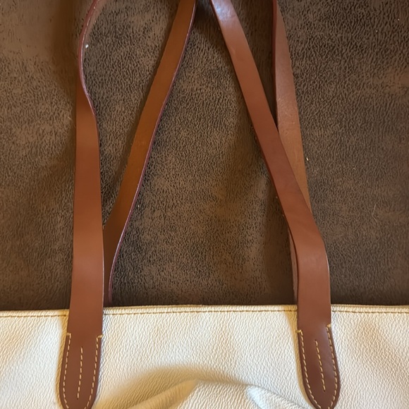 White Dooney & Bourke tote. - Picture 5 of 6